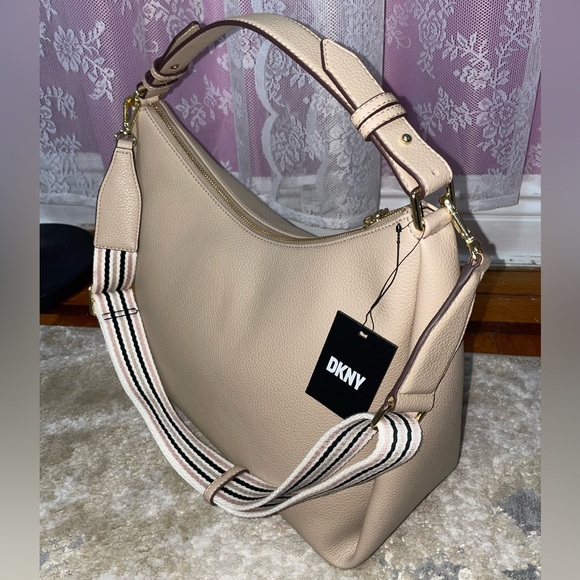 DKNY - Picture 5 of 9